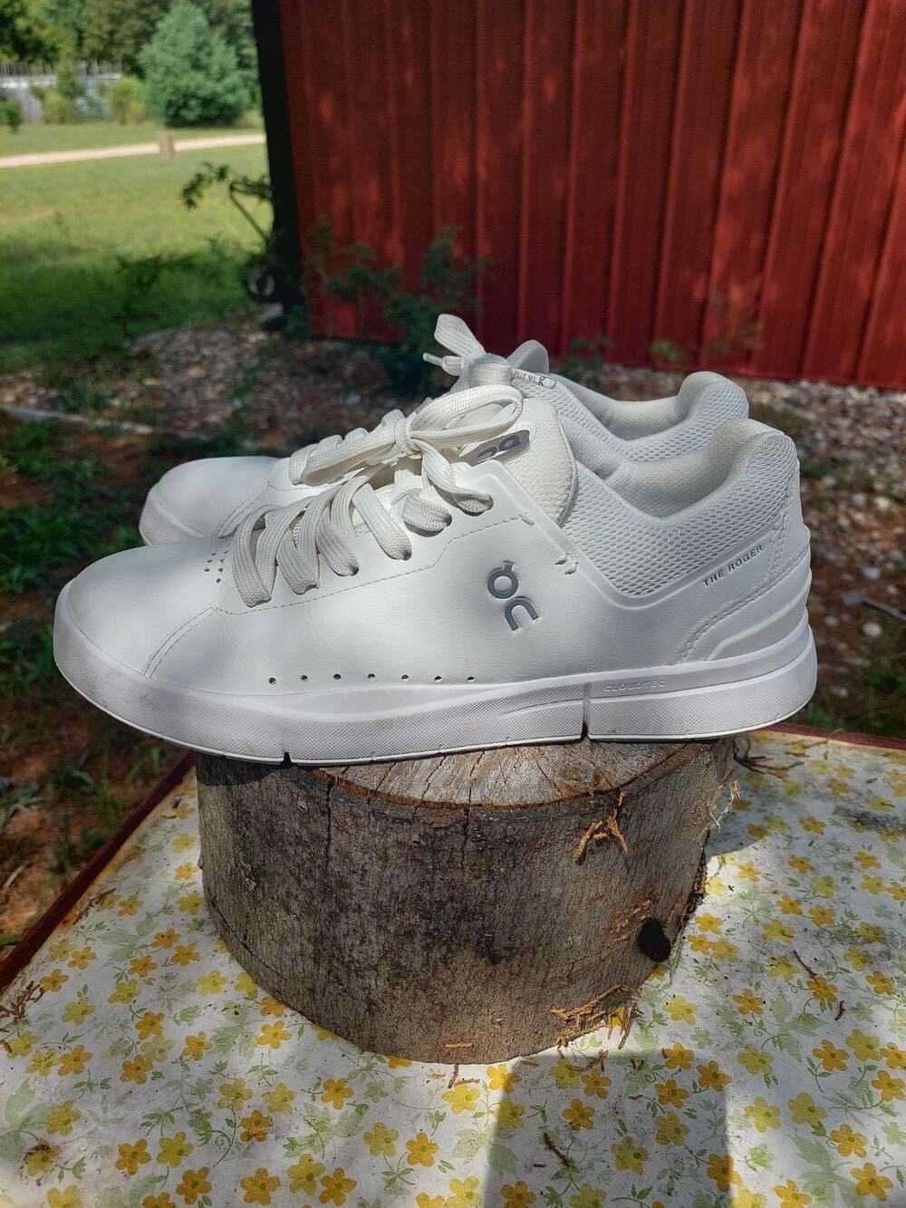 Womens ON The Roger White Leather Athletic Tennis Sneakers Shoes Size W9 M GUC